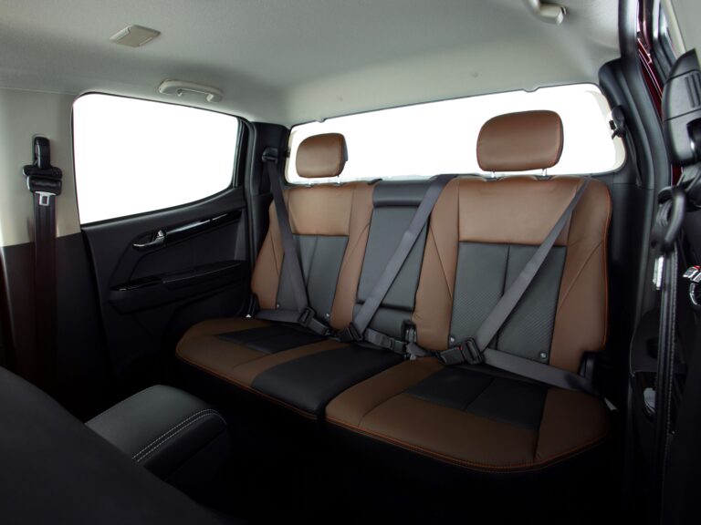Isuzu_V_Cross_Interior_New Design Reat Seating with 3-point belts for a