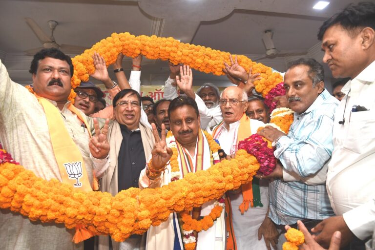 Praveen Khandelwal with Traders