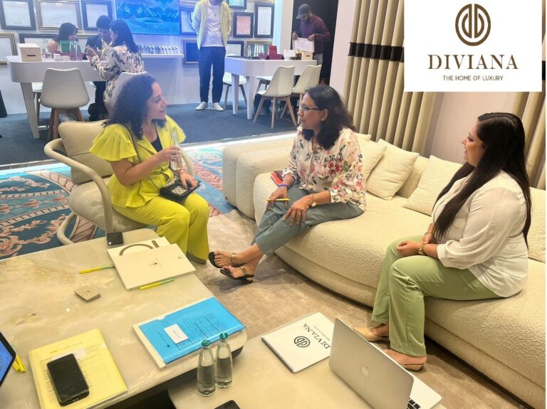 L to R- Anisha Chopra, Co- Founder DIVIANA interacting with architects at