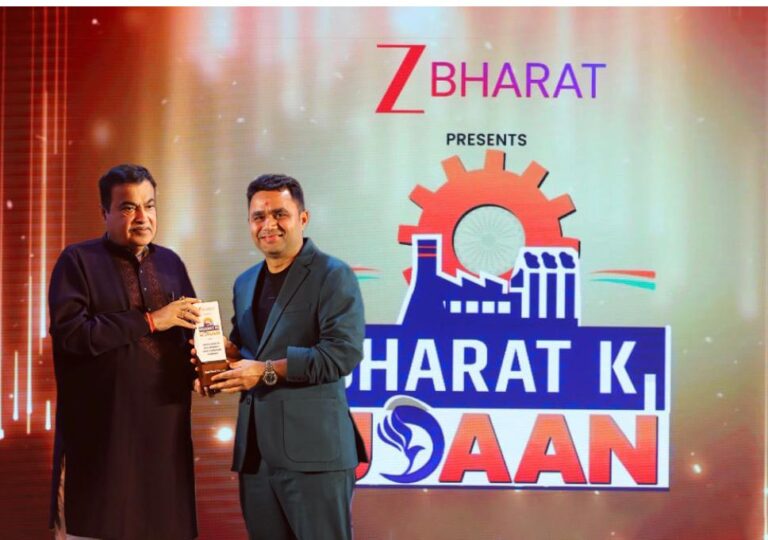 KDM founder N D Mali receiving Zee Bharat Ki Udaan Award from Union Minister Nitin Gadkari